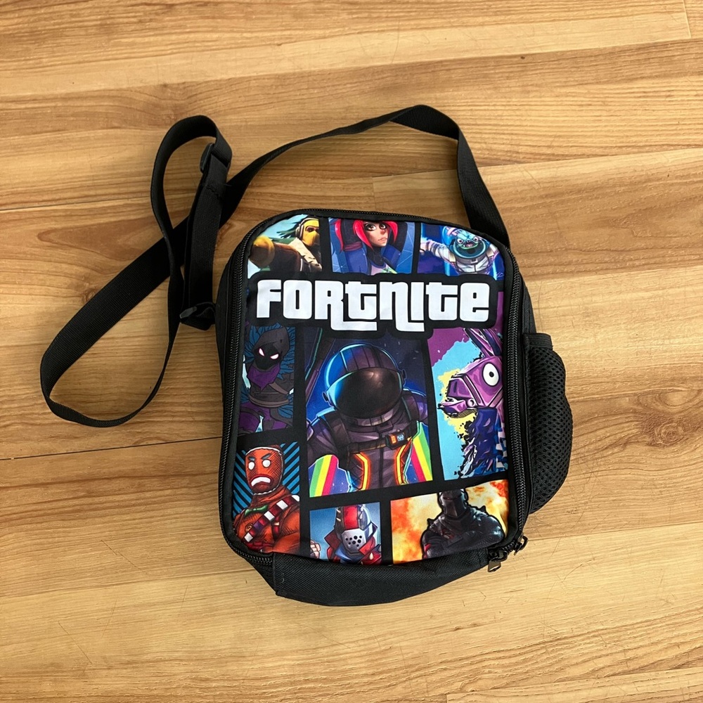 Child’s Fortnite Insulated Lunch Bag; Loose Threads in Interior-see last photos